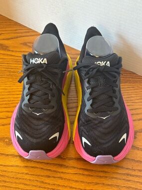 Hoka Arahi 6 black pink yellow breathable comfort sneakers athletic shoe sz8.5